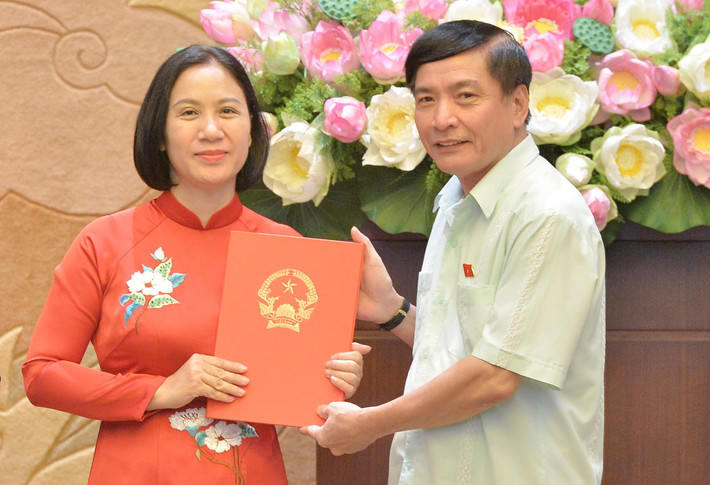 Tổng Thư ký Quốc hội, Chủ nhiệm Văn phòng Quốc hội Bùi Văn Cường trao quyết định bổ nhiệm cán bộ 