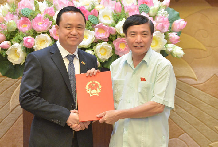 Tổng Thư ký Quốc hội, Chủ nhiệm Văn phòng Quốc hội Bùi Văn Cường trao quyết định bổ nhiệm cán bộ 