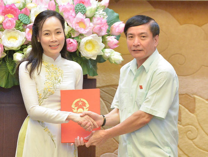 Tổng Thư ký Quốc hội, Chủ nhiệm Văn phòng Quốc hội Bùi Văn Cường trao quyết định bổ nhiệm cán bộ 