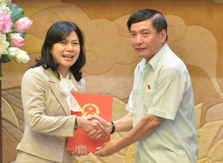 Tổng Thư ký Quốc hội, Chủ nhiệm Văn phòng Quốc hội Bùi Văn Cường trao quyết định bổ nhiệm cán bộ 