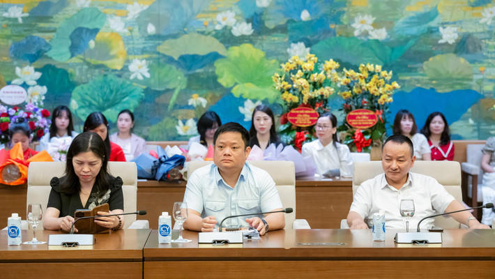 Tổng Thư ký Quốc hội, Chủ nhiệm Văn phòng Quốc hội Bùi Văn Cường trao quyết định bổ nhiệm cán bộ 