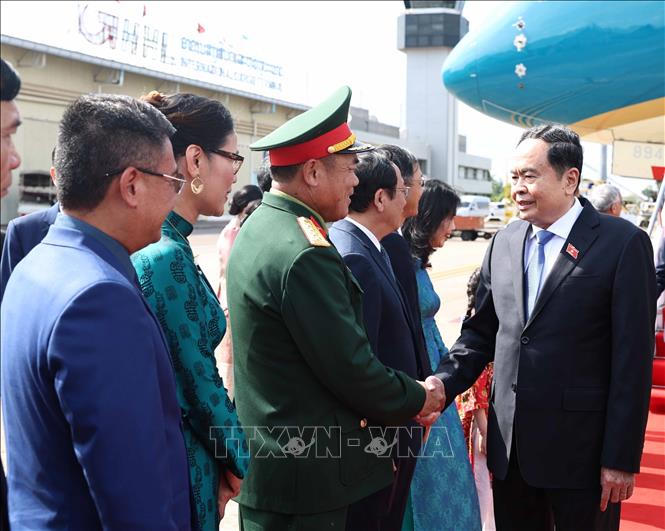 Chủ tịch Quốc hội Trần Thanh Mẫn đến Viêng Chăn, bắt đầu thăm chính thức Lào và tham dự Đại hội đồng AIPA-45