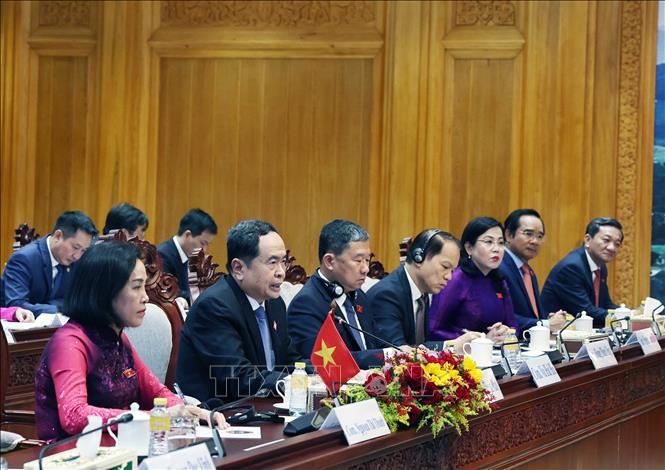 Chủ tịch Quốc hội Trần Thanh Mẫn hội đàm với Chủ tịch Quốc hội Lào