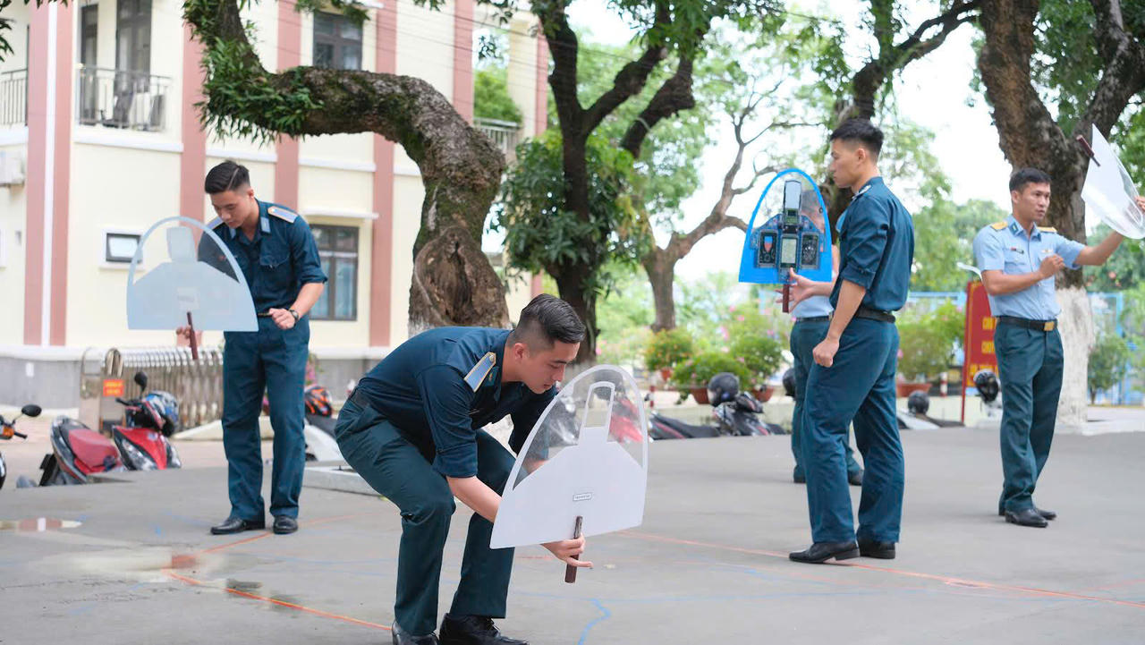 Học viên phi công Trung đoàn 940, Trường Sỹ quan Không quân phô diễn kỹ năng bay chiến đấu