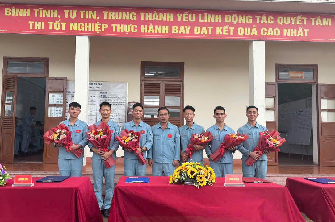 Học viên phi công Trung đoàn 940, Trường Sỹ quan Không quân phô diễn kỹ năng bay chiến đấu