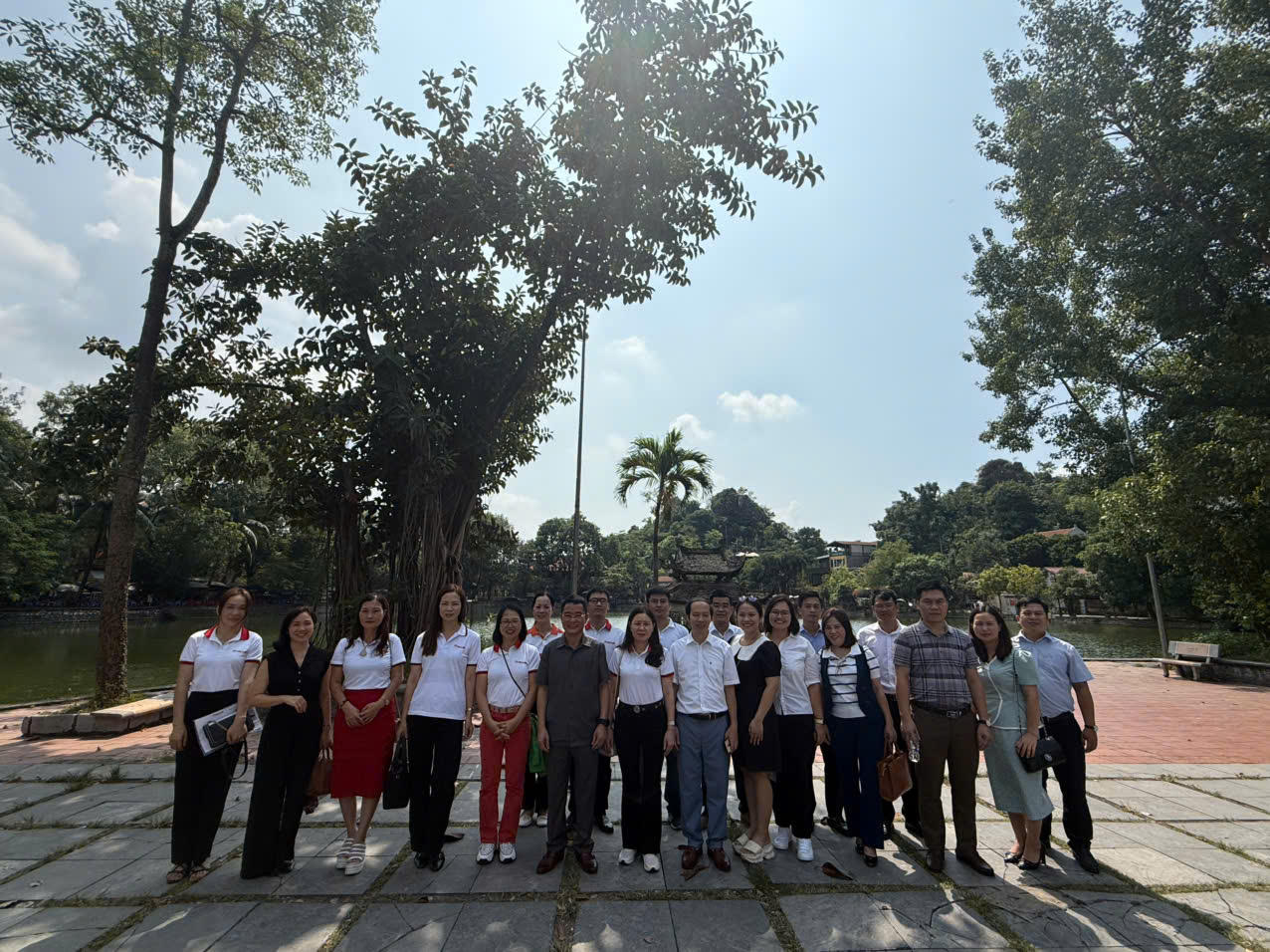 Chi bộ Khối Hành chính (Đảng bộ Báo Pháp luật Việt Nam): Sinh hoạt chi bộ tháng 10 và kết nạp đảng viên mới tại Sài Sơn, Quốc Oai 