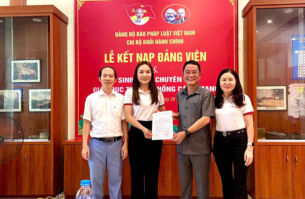 Chi bộ Khối Hành chính (Đảng bộ Báo Pháp luật Việt Nam): Sinh hoạt chi bộ tháng 10 và kết nạp đảng viên mới tại Sài Sơn, Quốc Oai 