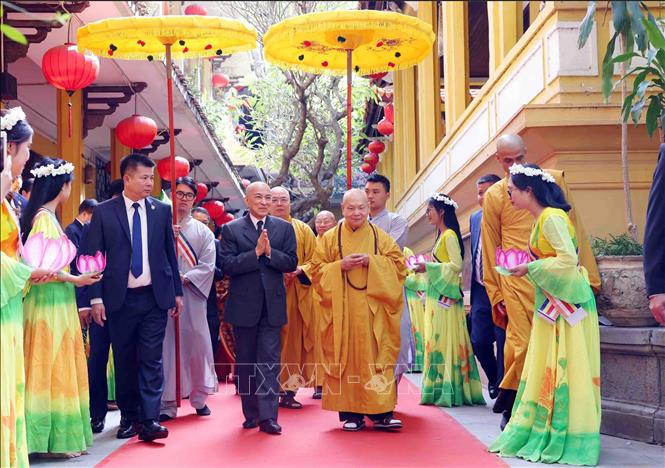 Quốc vương Campuchia Norodom Sihamoni tham quan chùa Quán Sứ