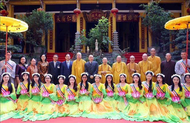 Quốc vương Campuchia Norodom Sihamoni tham quan chùa Quán Sứ