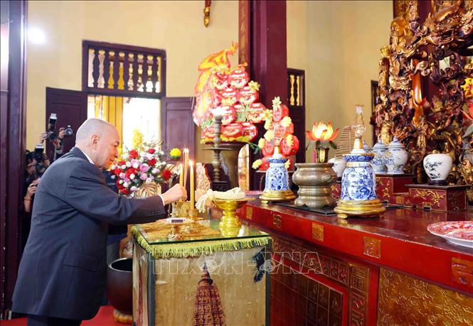 Quốc vương Campuchia Norodom Sihamoni tham quan chùa Quán Sứ