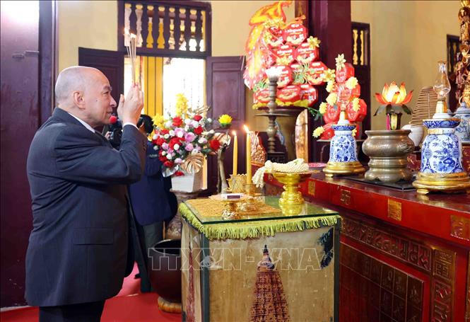 Quốc vương Campuchia Norodom Sihamoni tham quan chùa Quán Sứ