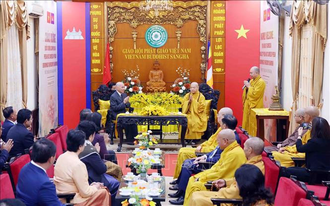 Quốc vương Campuchia Norodom Sihamoni tham quan chùa Quán Sứ