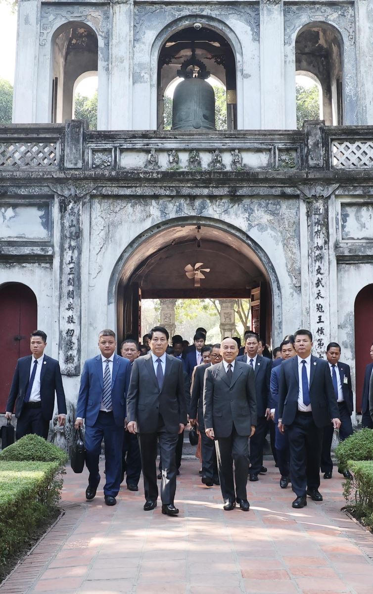 Chủ tịch nước Lương Cường và Quốc vương Campuchia thưởng trà tại Văn Miếu – Quốc Tử Giám