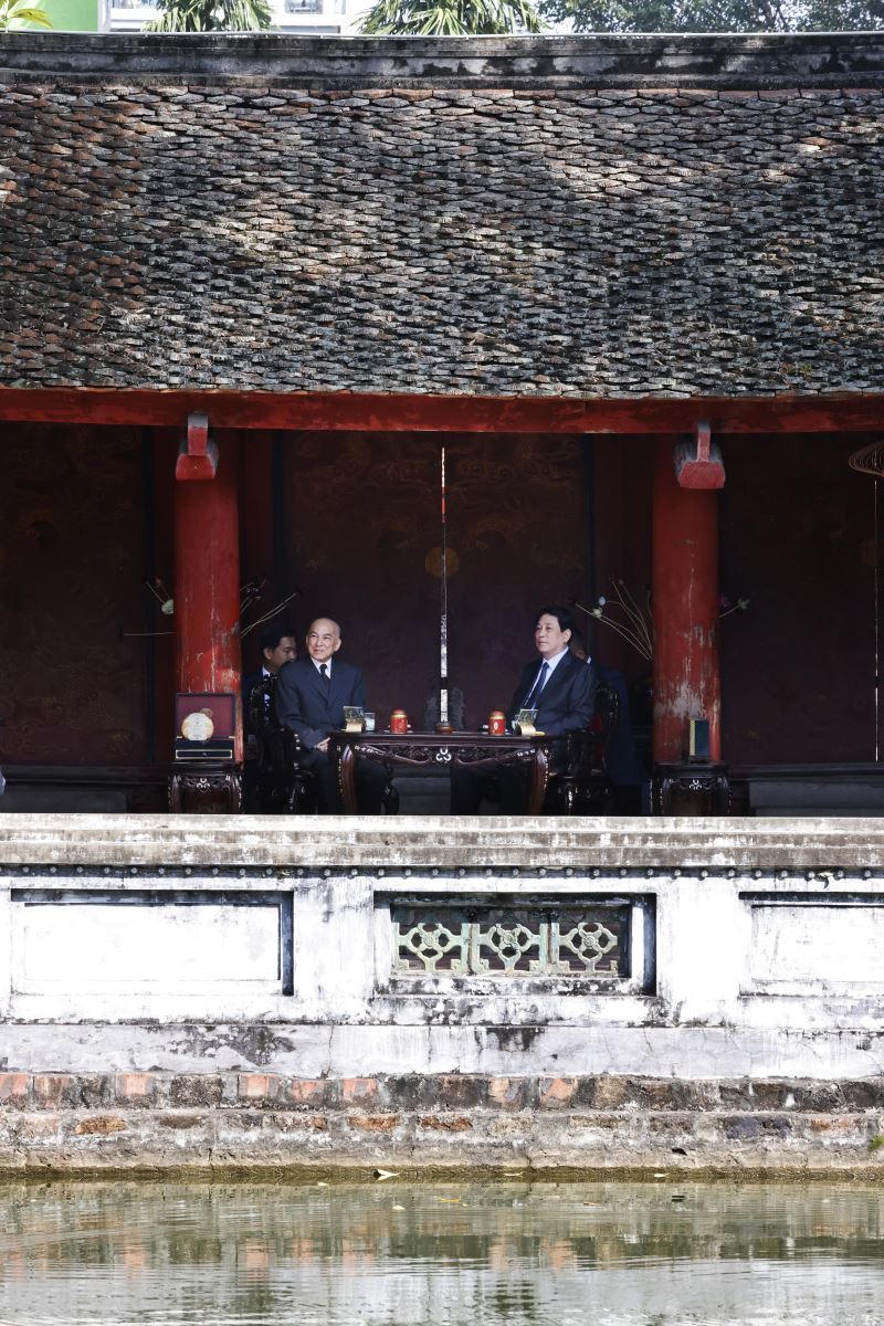 Chủ tịch nước Lương Cường và Quốc vương Campuchia thưởng trà tại Văn Miếu – Quốc Tử Giám