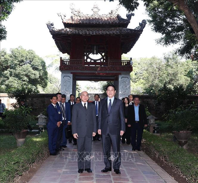 Chủ tịch nước Lương Cường và Quốc vương Campuchia thưởng trà tại Văn Miếu – Quốc Tử Giám