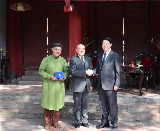 Chủ tịch nước Lương Cường và Quốc vương Campuchia thưởng trà tại Văn Miếu – Quốc Tử Giám