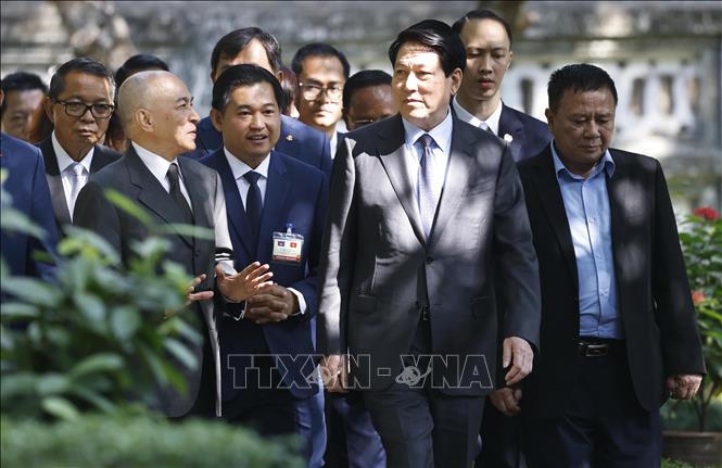 Chủ tịch nước Lương Cường và Quốc vương Campuchia thưởng trà tại Văn Miếu – Quốc Tử Giám