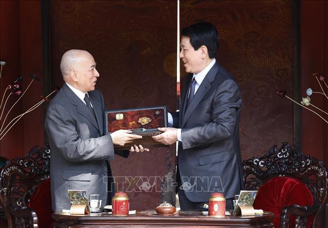 Chủ tịch nước Lương Cường và Quốc vương Campuchia thưởng trà tại Văn Miếu – Quốc Tử Giám