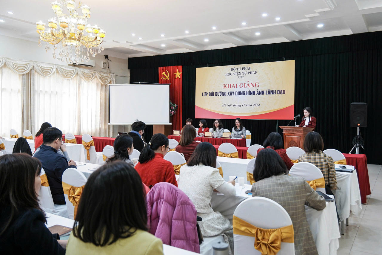 Khai giảng lớp bồi dưỡng xây dựng hình ảnh lãnh đạo 