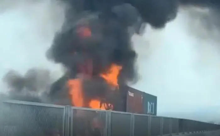 Hàng loạt xe ô tô đột ngột bốc cháy 