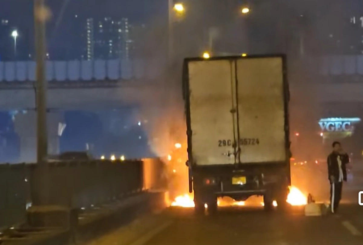 Hàng loạt xe ô tô đột ngột bốc cháy 