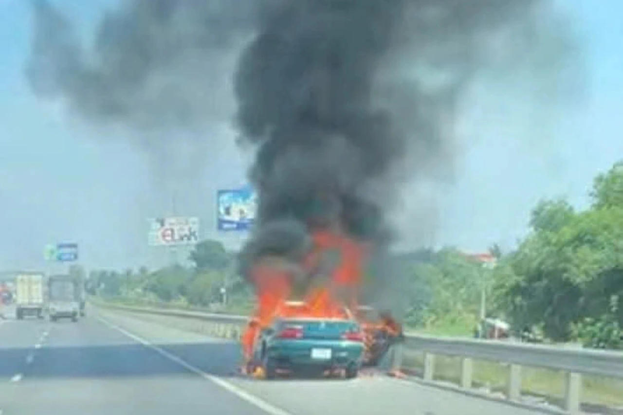 Hàng loạt xe ô tô đột ngột bốc cháy 