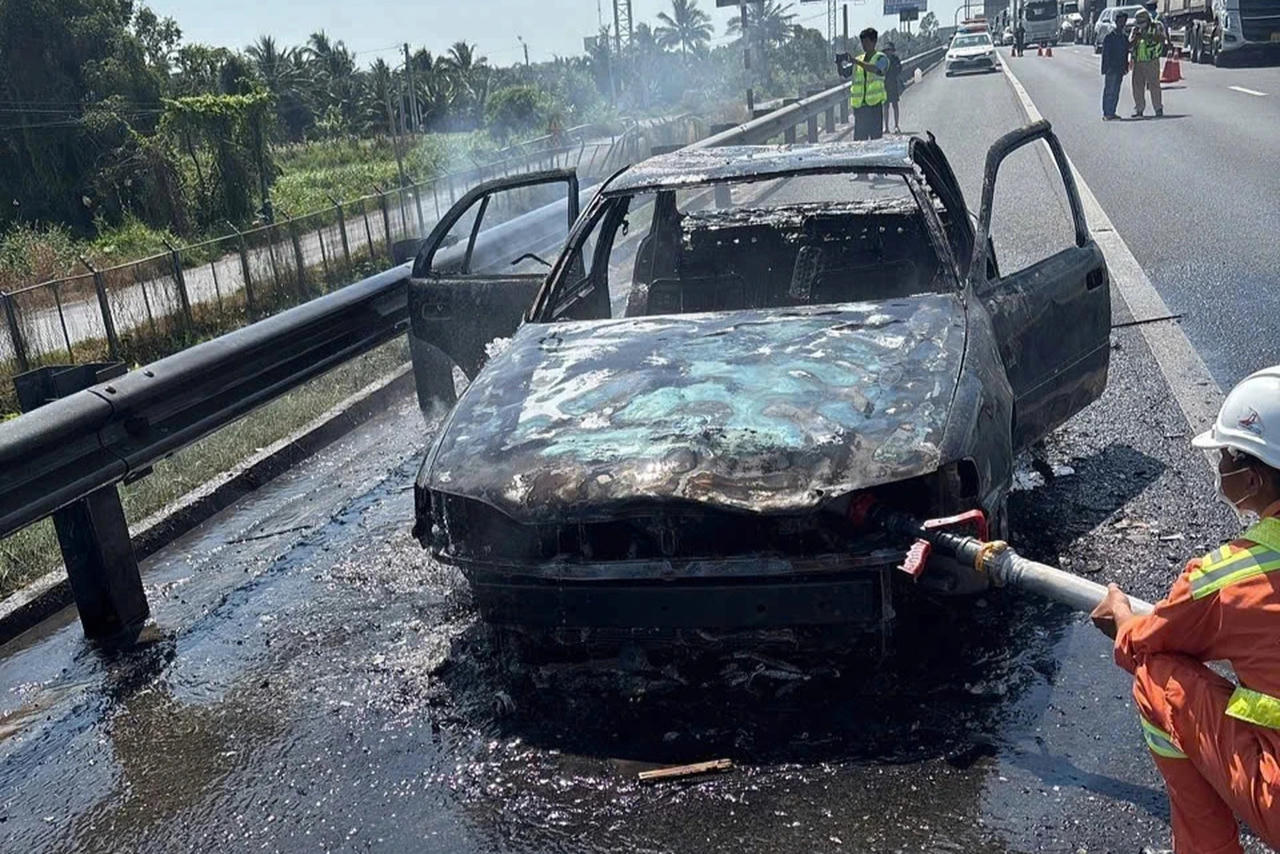 Hàng loạt xe ô tô đột ngột bốc cháy 