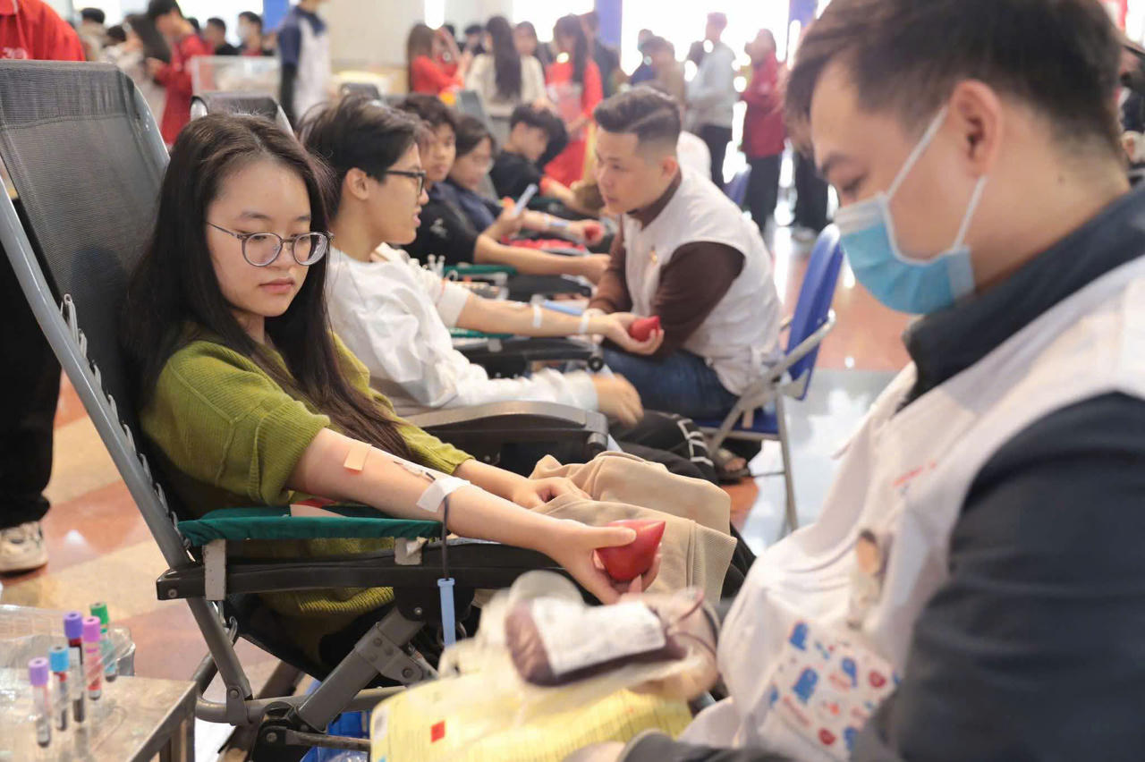 Hàng ngàn sinh viên tham gia Lễ phát động Chủ nhật Đỏ 2025