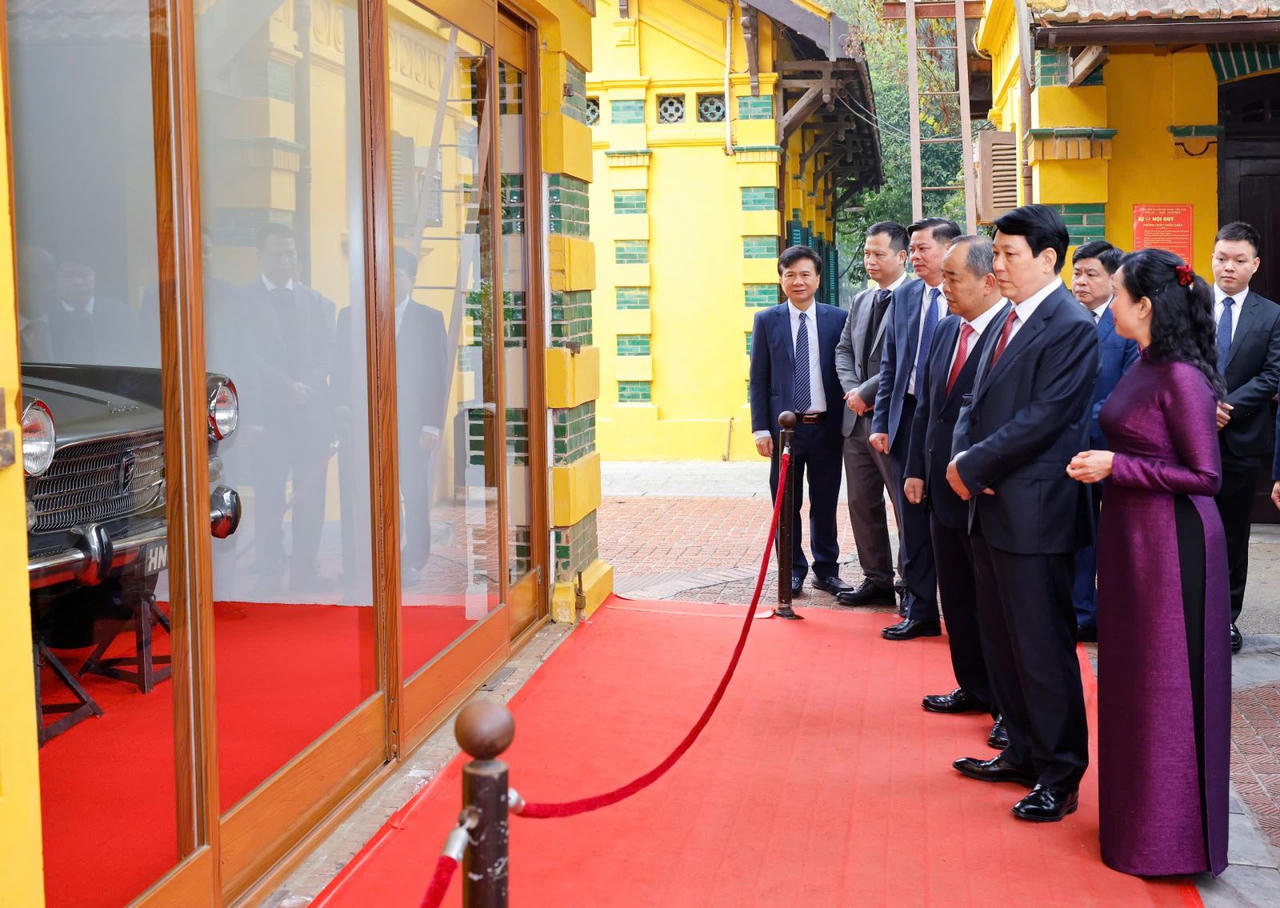 Chủ tịch nước dâng hương tưởng niệm Chủ tịch Hồ Chí Minh trong ngày đầu xuân mới