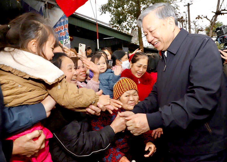Tổng Bí thư Tô Lâm dâng hoa tưởng nhớ Chủ tịch Hồ Chí Minh tại Hà Giang