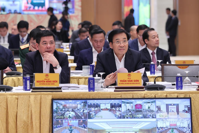 Thủ tướng: Chuyển từ 'xin - cho' sang chủ động phục vụ dịch vụ công với người dân, doanh nghiệp