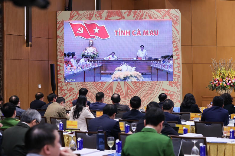 Thủ tướng: Chuyển từ 'xin - cho' sang chủ động phục vụ dịch vụ công với người dân, doanh nghiệp