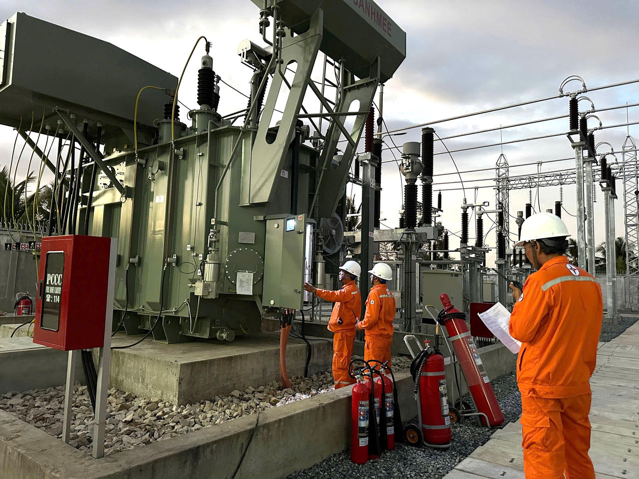 Đóng điện hàng loạt công trình lưới điện 110kV tại các tỉnh phía Nam 