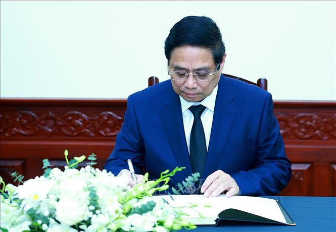 Thủ tướng Phạm Minh Chính viếng đồng chí Khamtay Siphandone