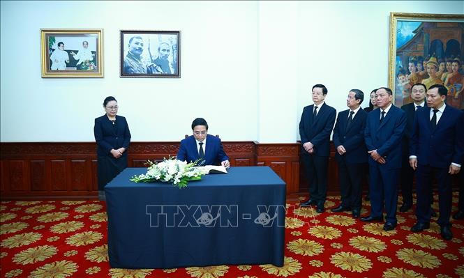 Thủ tướng Phạm Minh Chính viếng đồng chí Khamtay Siphandone