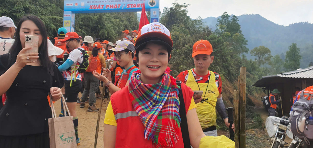 Người đầu tiên 'cán đích' 'Bước chân trên mây' lần II - chinh phục đỉnh Tà Xùa 