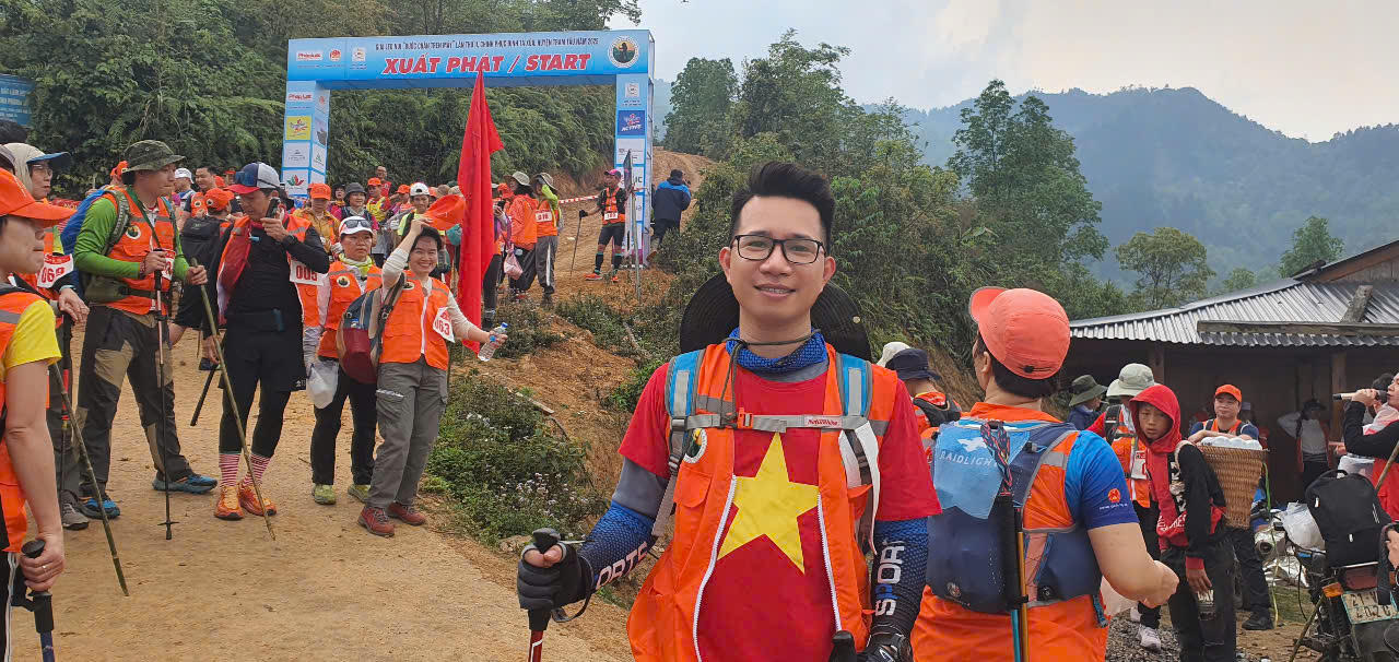 Người đầu tiên 'cán đích' 'Bước chân trên mây' lần II - chinh phục đỉnh Tà Xùa 