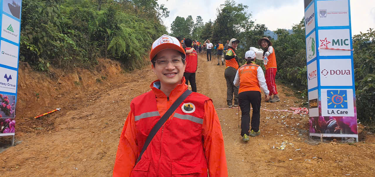 Người đầu tiên 'cán đích' 'Bước chân trên mây' lần II - chinh phục đỉnh Tà Xùa 