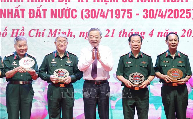Tổng Bí thư Tô Lâm gặp mặt đại biểu tướng lĩnh, anh hùng và các lực lượng tham gia Chiến dịch Hồ Chí Minh