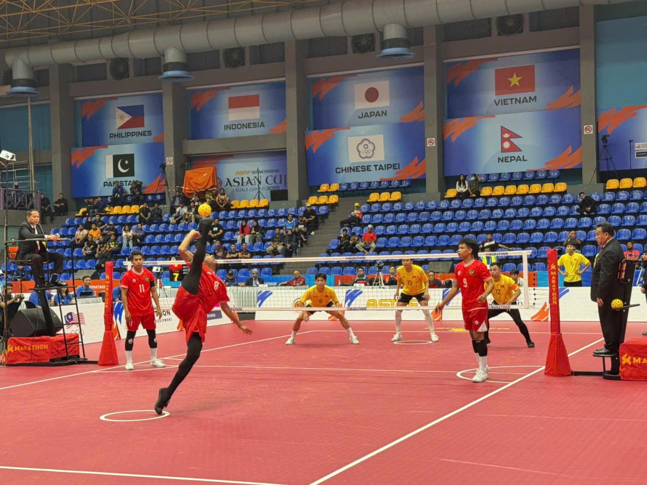 Cầu mây Việt Nam ngược dòng hạ Indonesia, giành vé vào bán kết nội dung 3 nam Malaysia Cup 2025