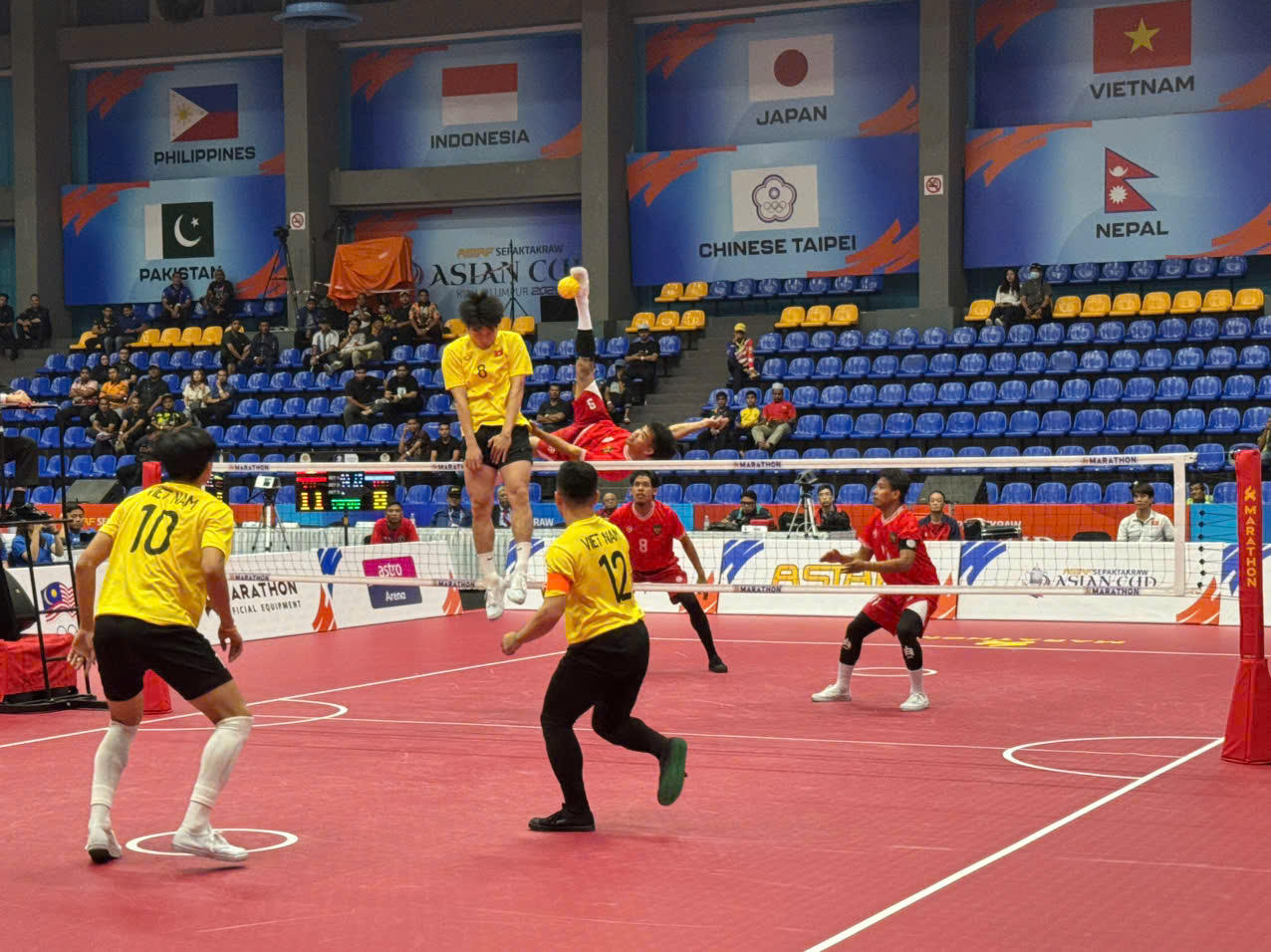 Cầu mây Việt Nam ngược dòng hạ Indonesia, giành vé vào bán kết nội dung 3 nam Malaysia Cup 2025