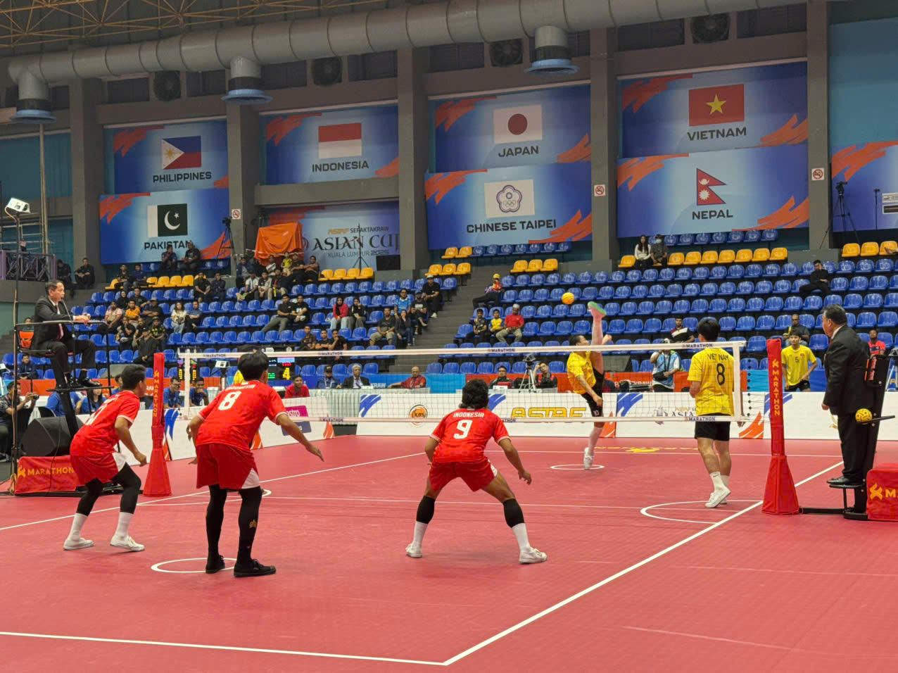 Cầu mây Việt Nam ngược dòng hạ Indonesia, giành vé vào bán kết nội dung 3 nam Malaysia Cup 2025