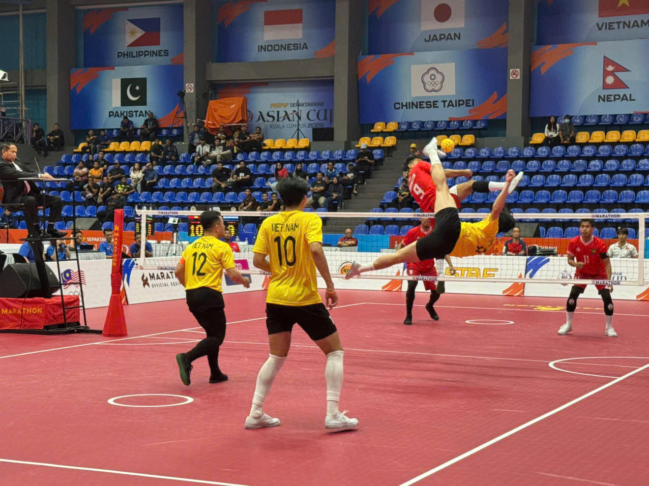 Cầu mây Việt Nam ngược dòng hạ Indonesia, giành vé vào bán kết nội dung 3 nam Malaysia Cup 2025