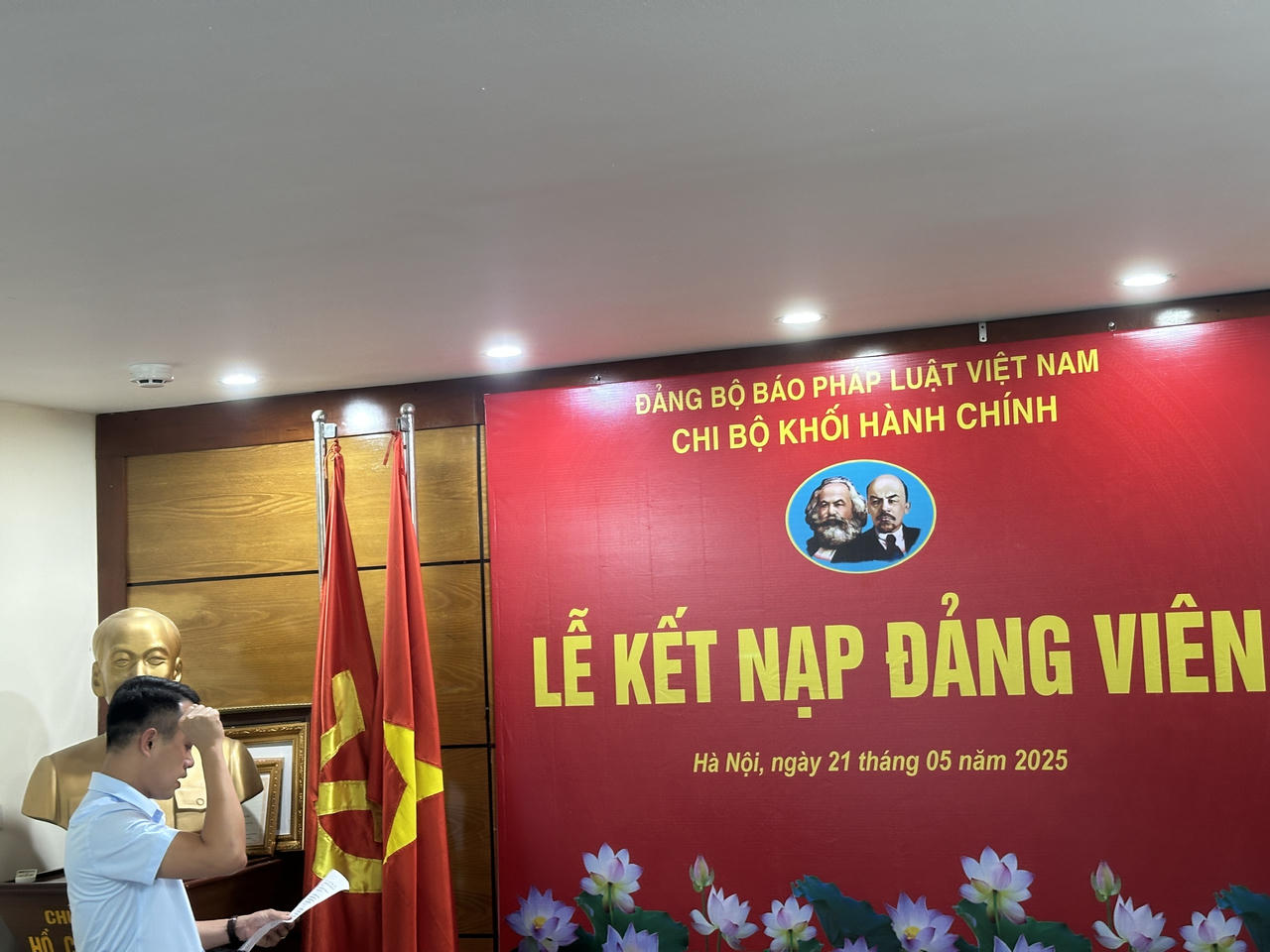 Chi bộ Khối Hành chính, Đảng bộ Báo Pháp luật Việt Nam kết nạp đảng viên 