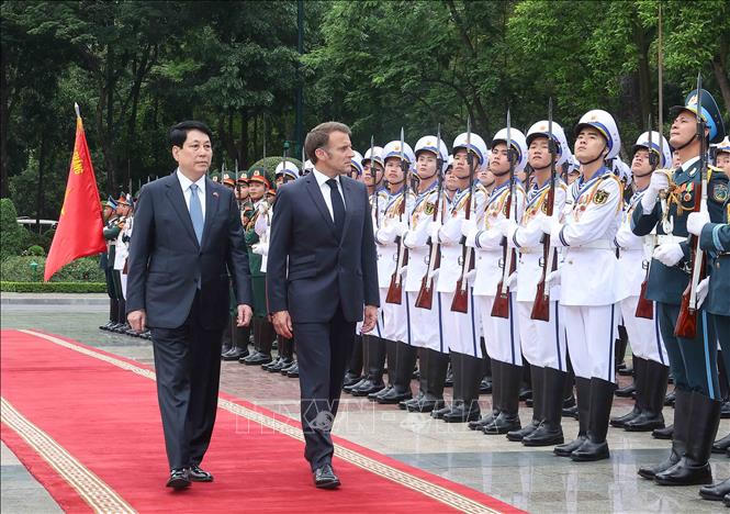 Chủ tịch nước Lương Cường chủ trì lễ đón cấp Nhà nước Tổng thống Cộng hòa Pháp