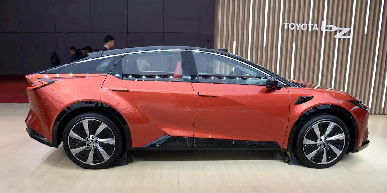 Toyota ra mắt SUV điện bZ5 giá chỉ từ 18.000 USD tại Trung Quốc