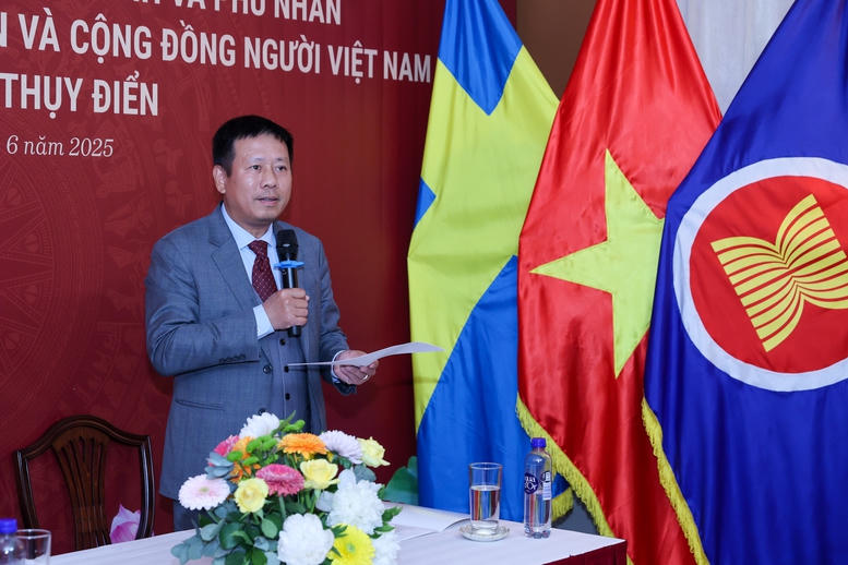 Thủ tướng gặp gỡ kiều bào tại Thụy Điển: 'Tự lo được cho mình cũng là yêu nước'