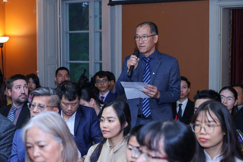 Thủ tướng gặp gỡ kiều bào tại Thụy Điển: 'Tự lo được cho mình cũng là yêu nước'