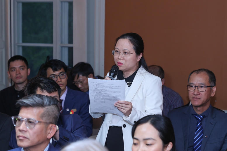 Thủ tướng gặp gỡ kiều bào tại Thụy Điển: 'Tự lo được cho mình cũng là yêu nước'