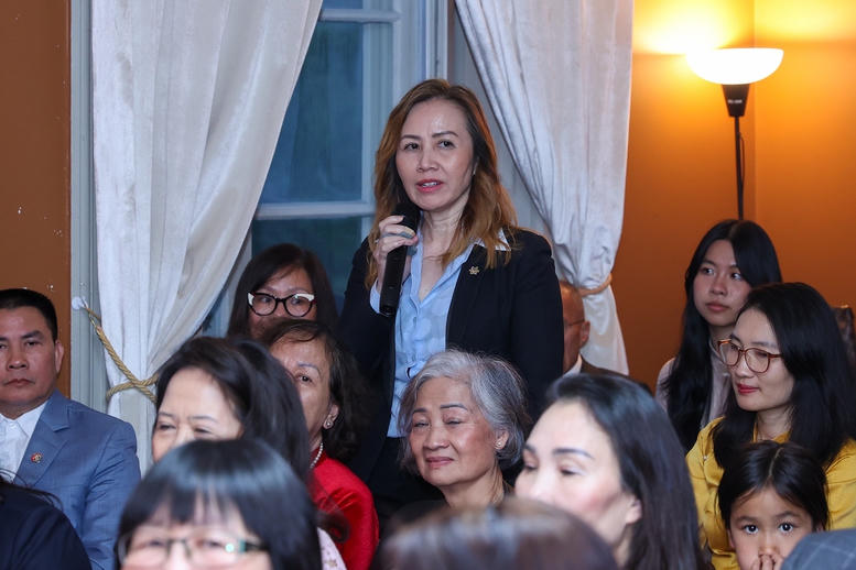 Thủ tướng gặp gỡ kiều bào tại Thụy Điển: 'Tự lo được cho mình cũng là yêu nước'